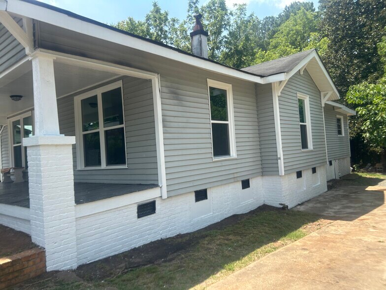 Building Photo - 707 Salisbury St