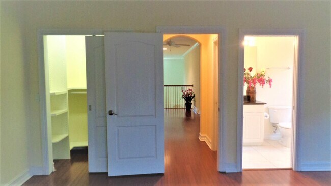 Building Photo - 1825 Bridgepointe Cir