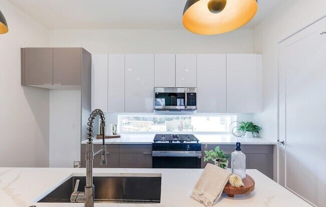 Building Photo - 1902 N Carroll Ave