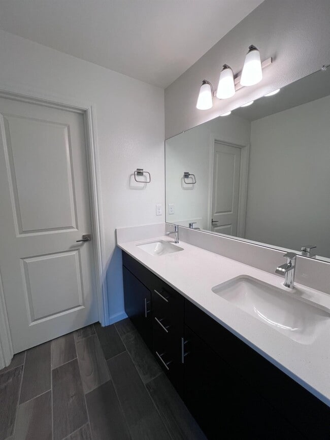 Building Photo - 1918 Oak Ln