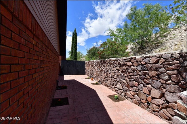 Building Photo - 31 Stratford Hall Cir