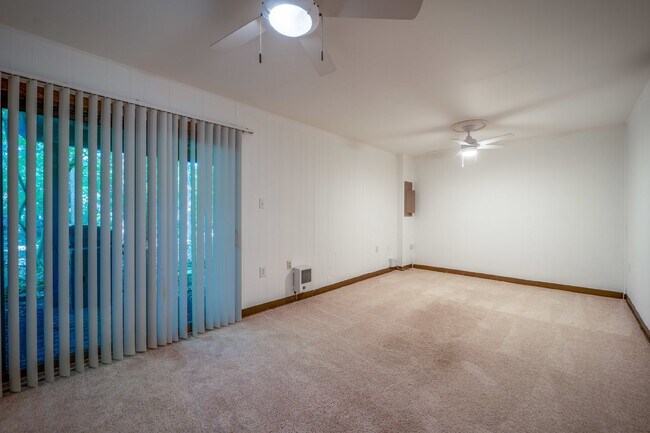 Building Photo - Renovated townhouse backing to trees with loads of privacy!
