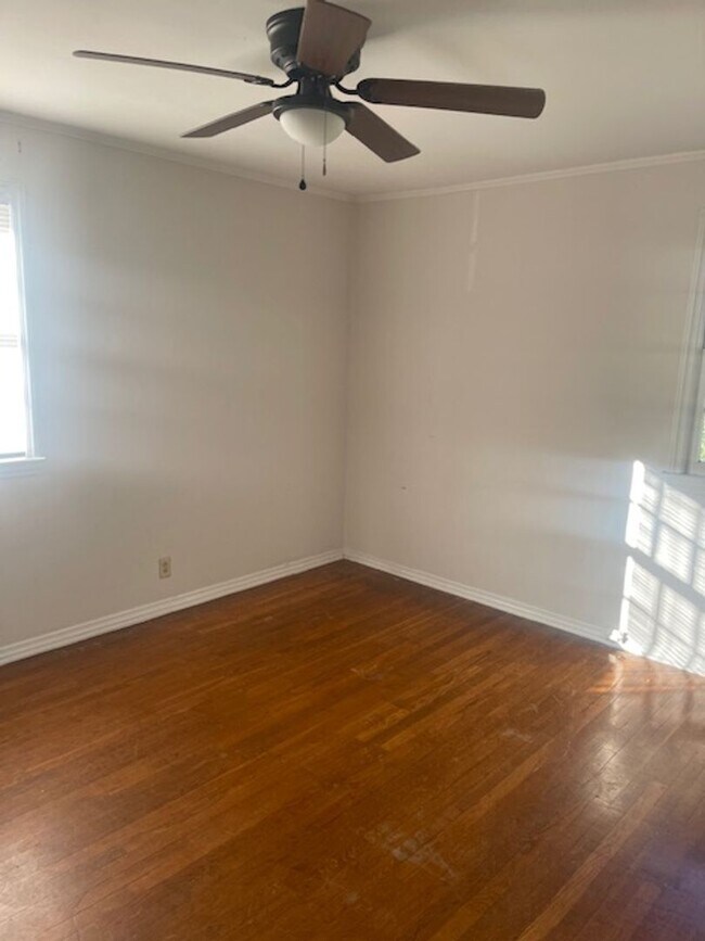 Building Photo - Split level 4 bedroom in Madison Park