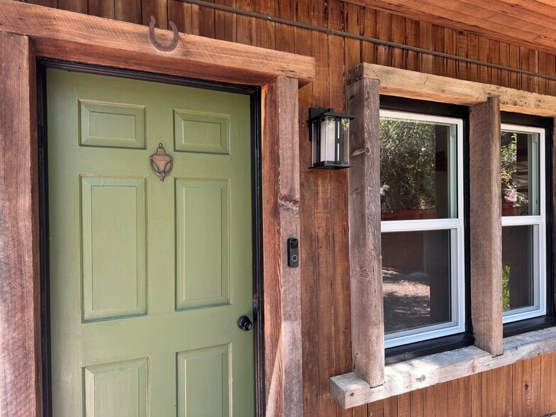 Building Photo - 1619 Oak Dr