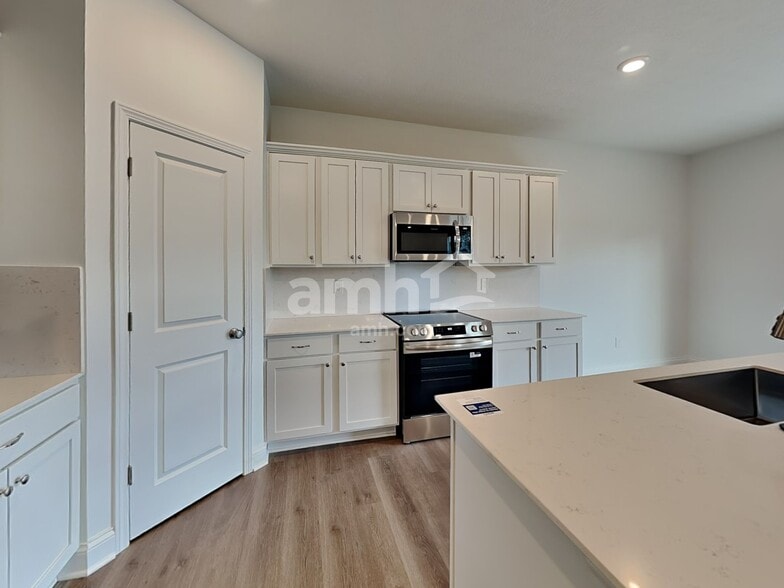 Building Photo - 9202 Henley Ave