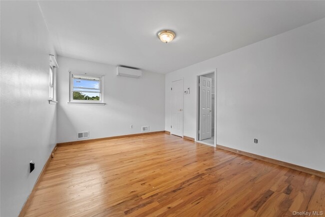 Building Photo - 35 Westwind Rd
