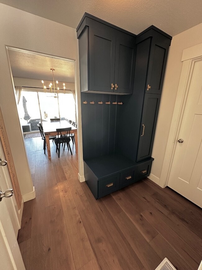 Building Photo - 353 N High Ridge Rd