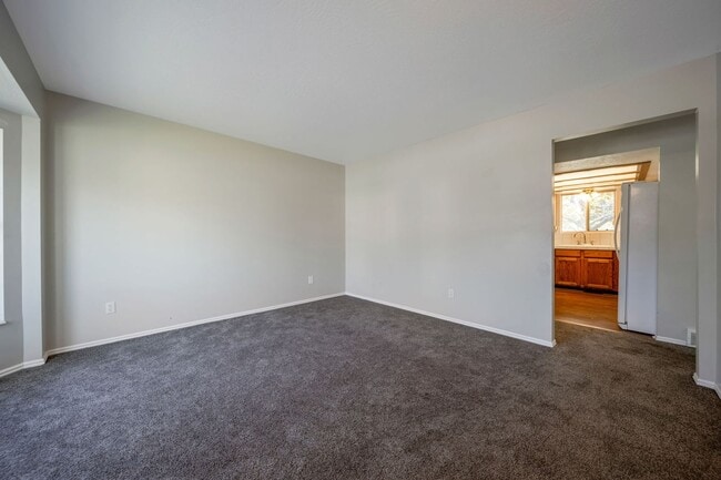 Building Photo - Spacious Sandy Rambler w 2 car attached