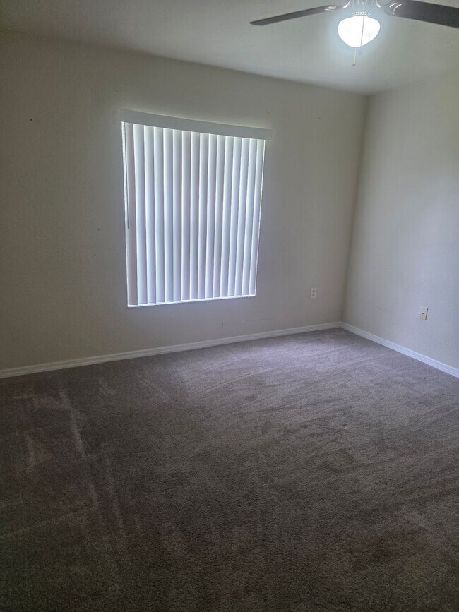 Building Photo - Large 4 bedroom 2 bath House