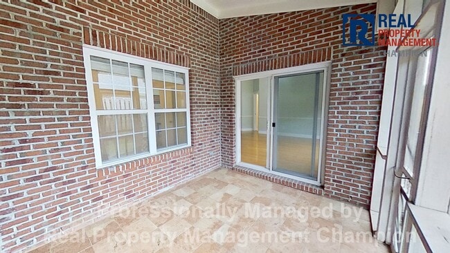 Building Photo - 3 BD/2.5 BA Townhouse w/Open Floorplan, Split Bedrooms and Garage