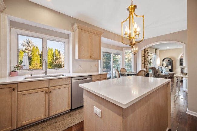 Building Photo - 142 N Dixon Dr