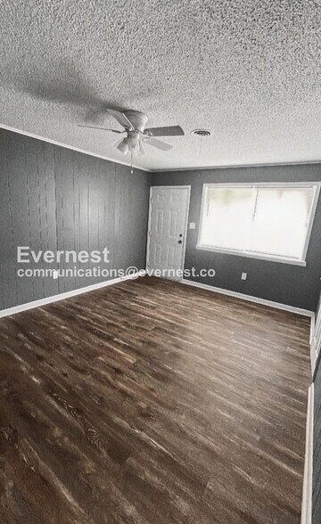 Building Photo - 4922 E Willow St