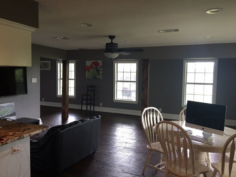 Building Photo - 2102 W Bear Creek Rd