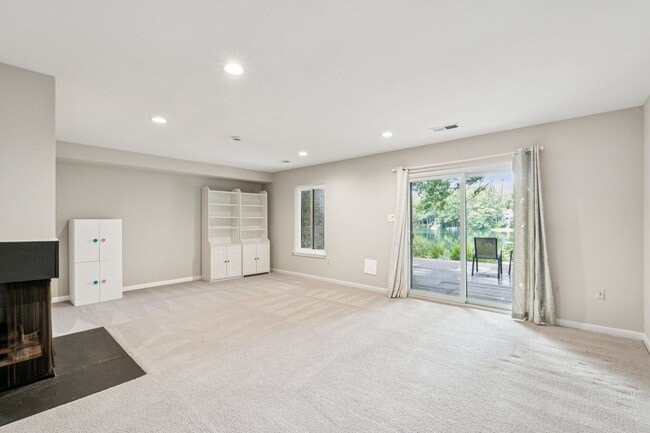 Building Photo - This is Reston living at its finest!