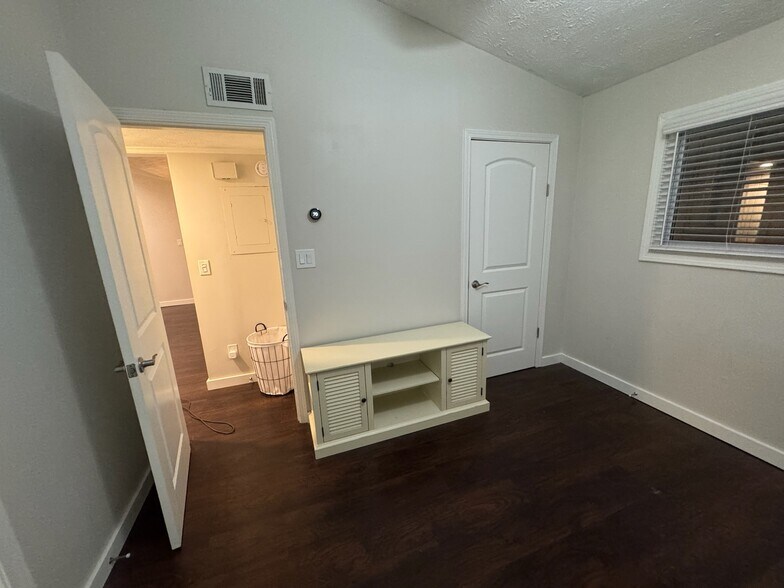 Guest/Office - 1822 N Rock Springs Rd NE
