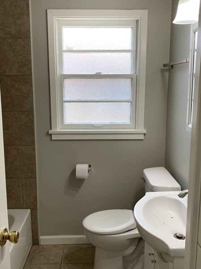 Building Photo - Cute Three bedroom in Airpark Available Now!