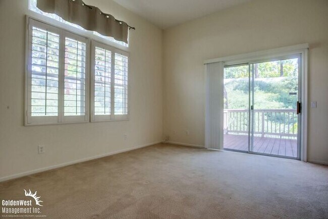 Building Photo - Stunning 3Bdm 2.5Ba Townhome in Carmel Valley