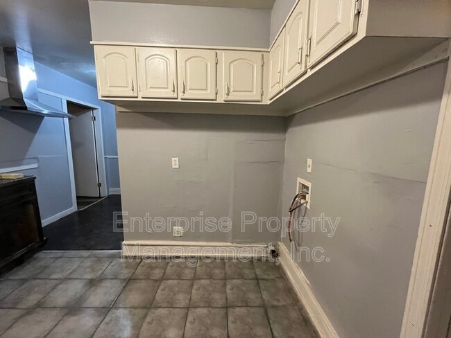 Building Photo - 1848 Woodburn Dr
