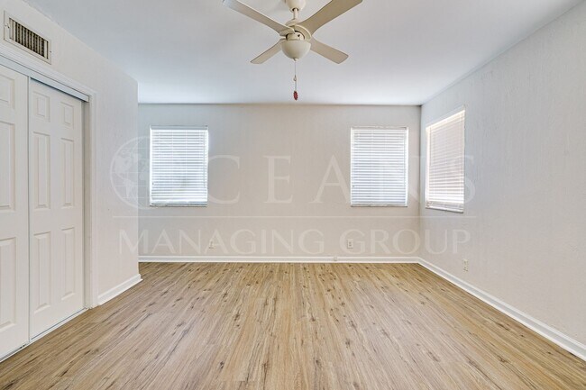 Building Photo - 517 University Blvd