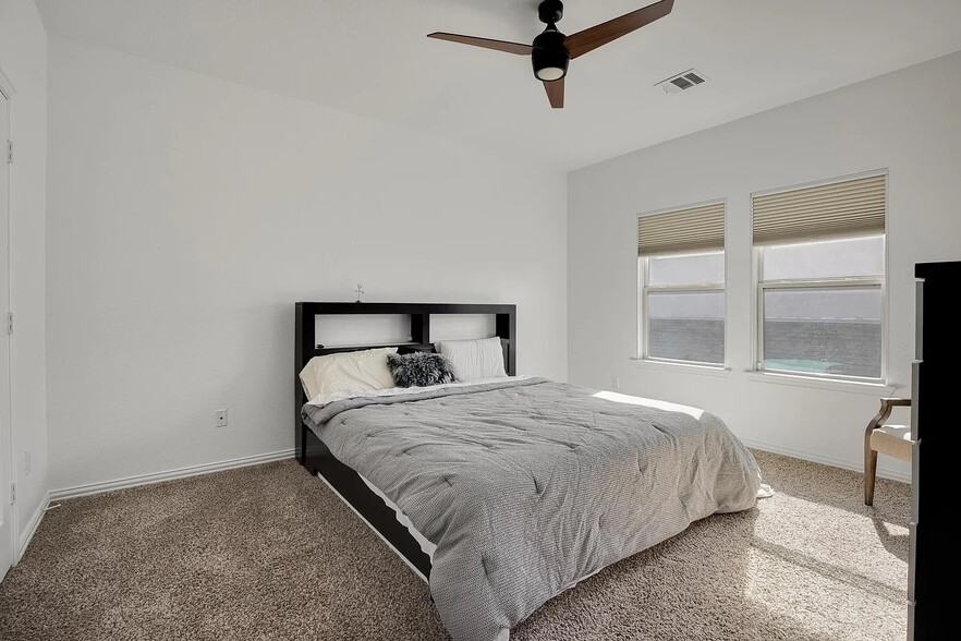 Building Photo - Room in House on Rancho Verde Dr