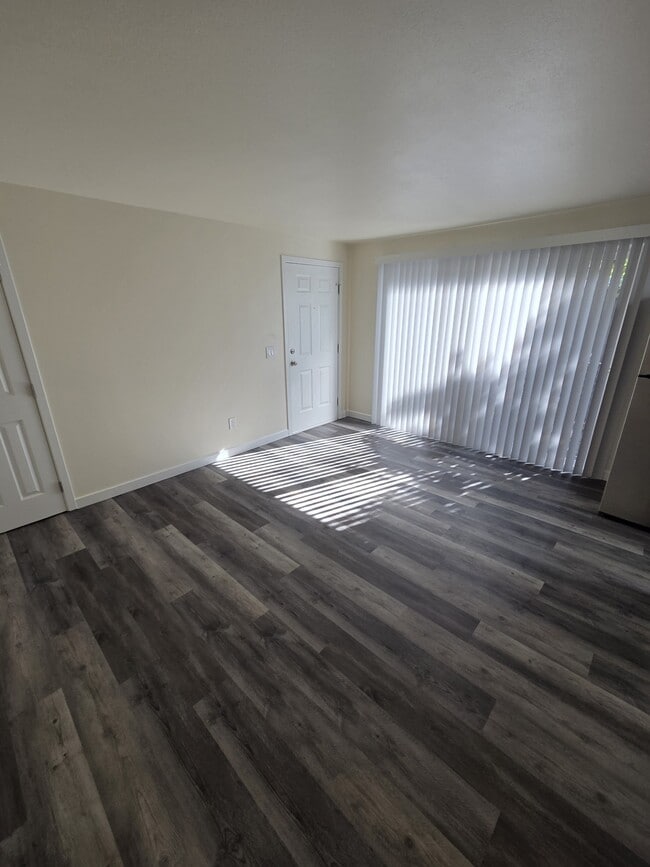 Building Photo - 2105 10th Ave W