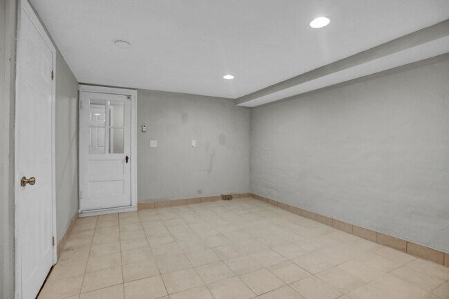 Building Photo - 434 Folcroft St