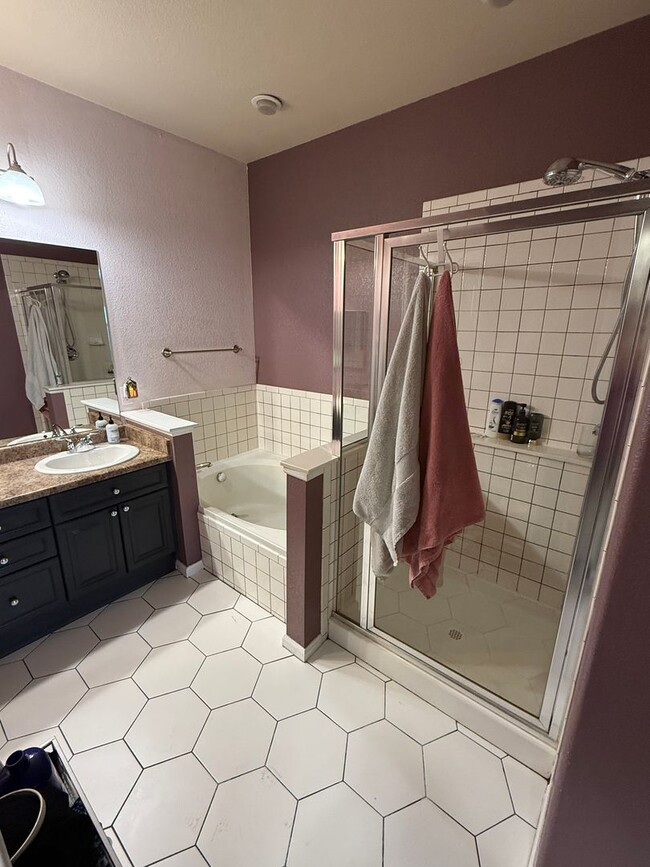 Building Photo - Spacious 2 bedroom home in the heart of Heather Ridge!