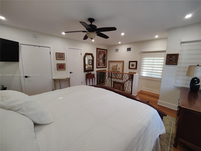 Building Photo - 1823 S Bayshore Ln