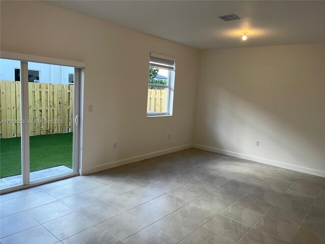 Building Photo - 2679 SE 25th Ter