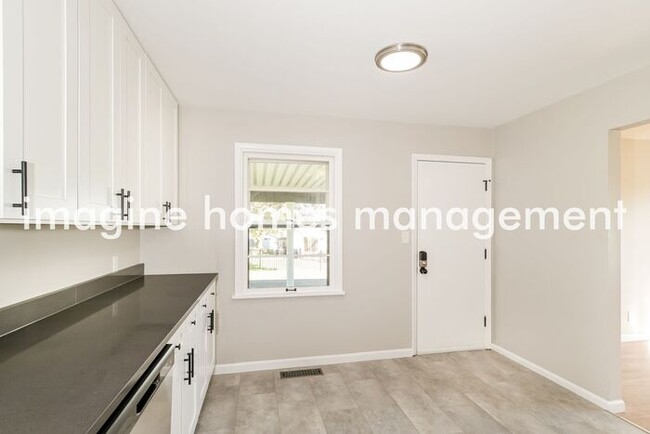 Building Photo - 307 Essen Ln