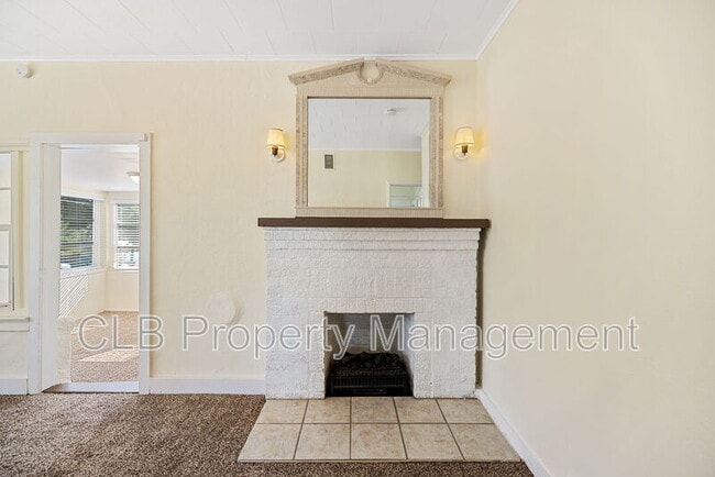 Building Photo - 147 5th St