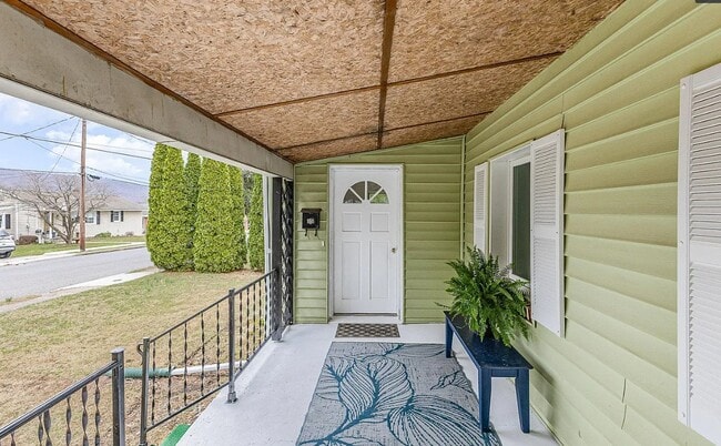 Building Photo - 536 Lansvale St