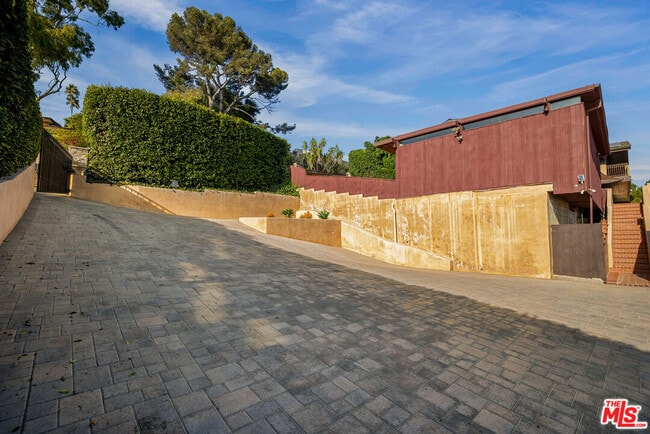 Building Photo - 620 Resolano Dr