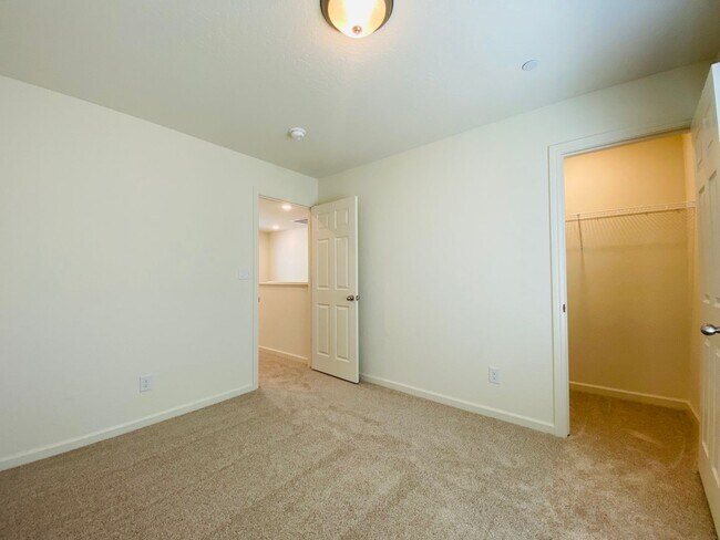 Building Photo - $2,350 Clinton & Armstrong, 4 Bed, Gated Community Pool & Solar - E Riesling Dr, Fresno