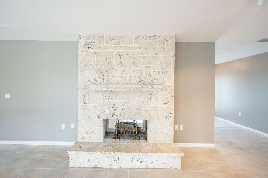 Building Photo - 6 Country Club Rd