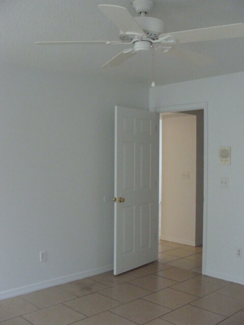 Building Photo - 3 Bed/2 bath 2 Car July 1 st  Call Carole ...