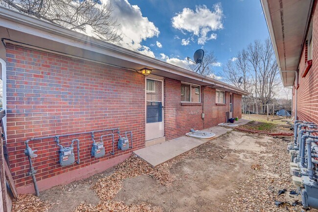 Building Photo - $1,885.00 - 4 Beds, 2 Bath, Duplex in Litt...