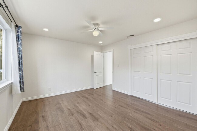 Building Photo - Sunning 3BD/3BA w/Bonus Room and Private Yard