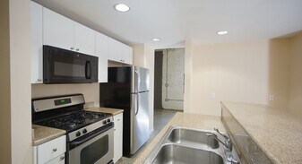 Building Photo - 922 W 23rd St