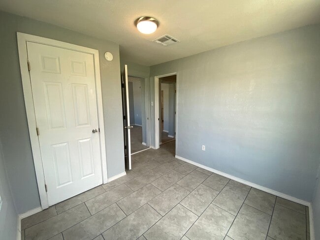 Building Photo - 2 bedroom, 1 bath Home!