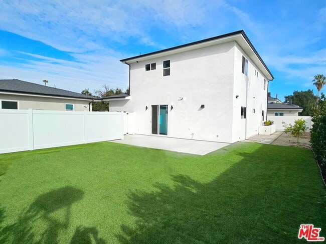 Building Photo - 15224 W Holyland Dr