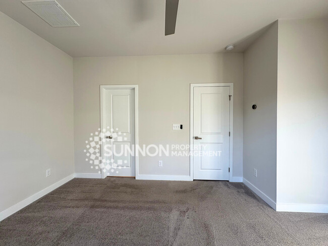 Building Photo - 4 Bedroom Townhome Located in Wendover Green