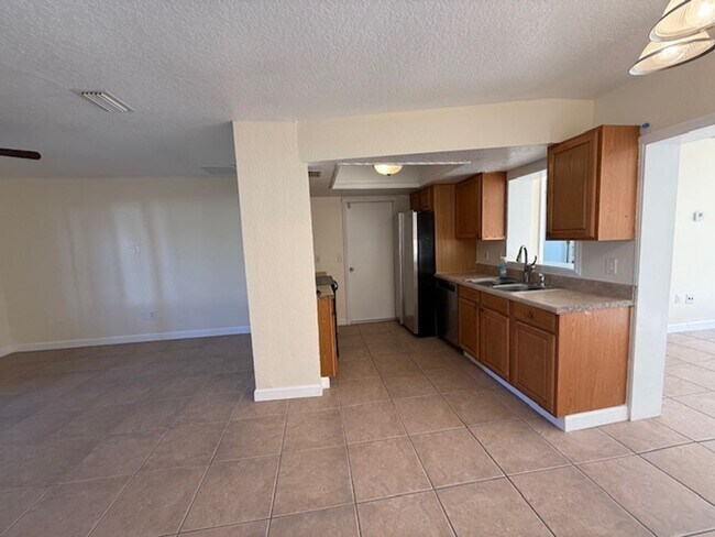 Building Photo - Beautiful single family Home.
