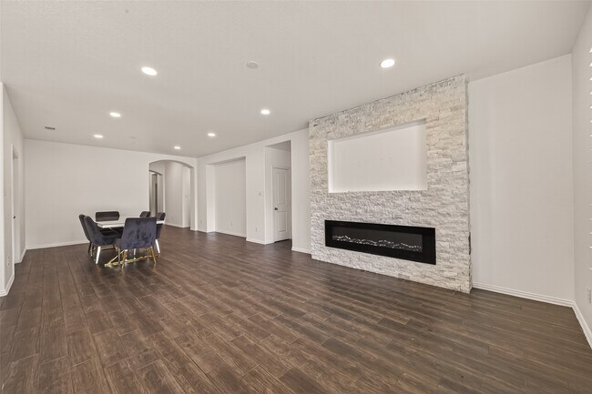 Building Photo - 16039 Cypress Farms Dr