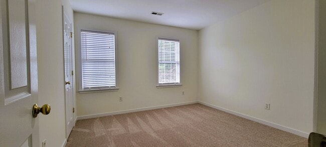 Building Photo - Large traditional colonial in Chester with...