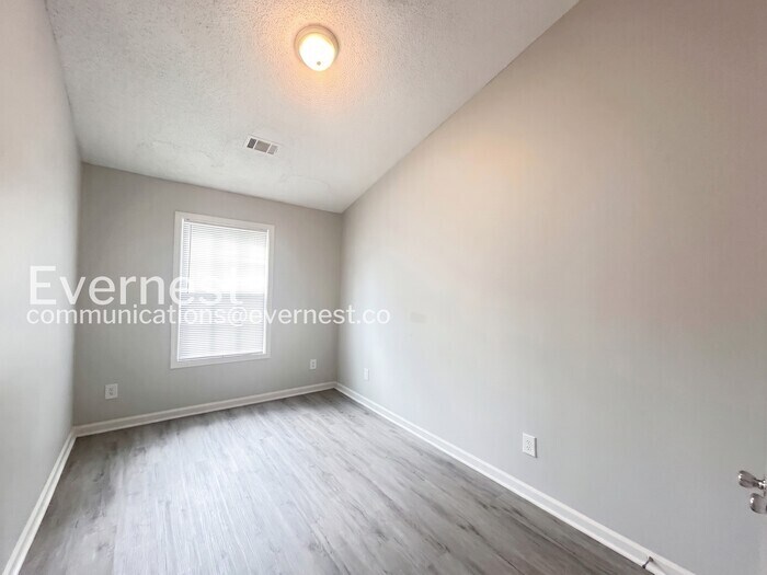 Building Photo - 8669 Thomas Rd