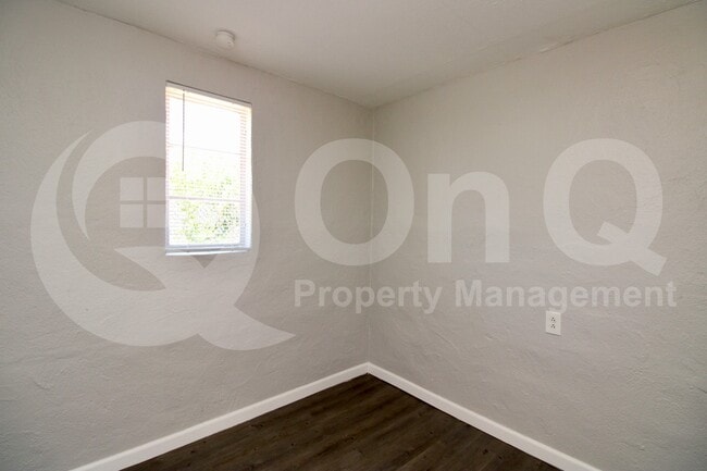 Building Photo - 1408 W St Clair St