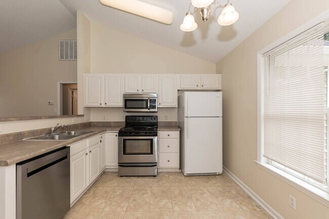 Building Photo - THREE BEDROOM HOME WITH LARGE YARD!