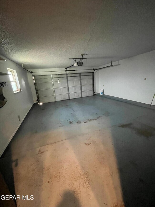 Building Photo - 932 Oneida Dr