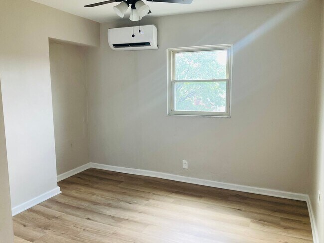 Building Photo - Recently Renovated Micro One Bedroom Apartment! May 1 move in!